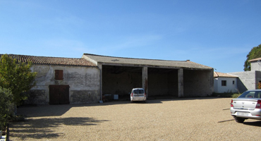 Parking de la maison d'hôtes Les Cagouilles à Virson (17) près de Rochefort en Charente-Maritime