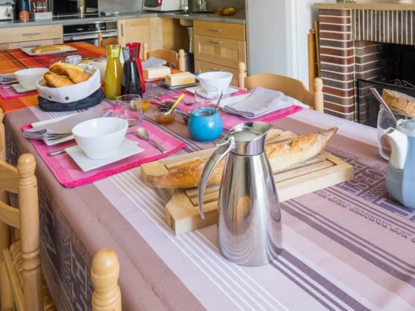 Petit-déjeuner gourmand proposé aux voyageurs de la maison d'hôtes Les Cagouilles à Virson (17) : pain, thé, café, croissant, lait, confiture, miel à disposition.